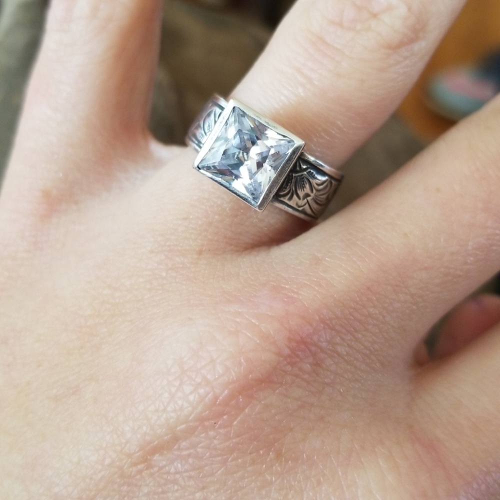 Rocking out design ring